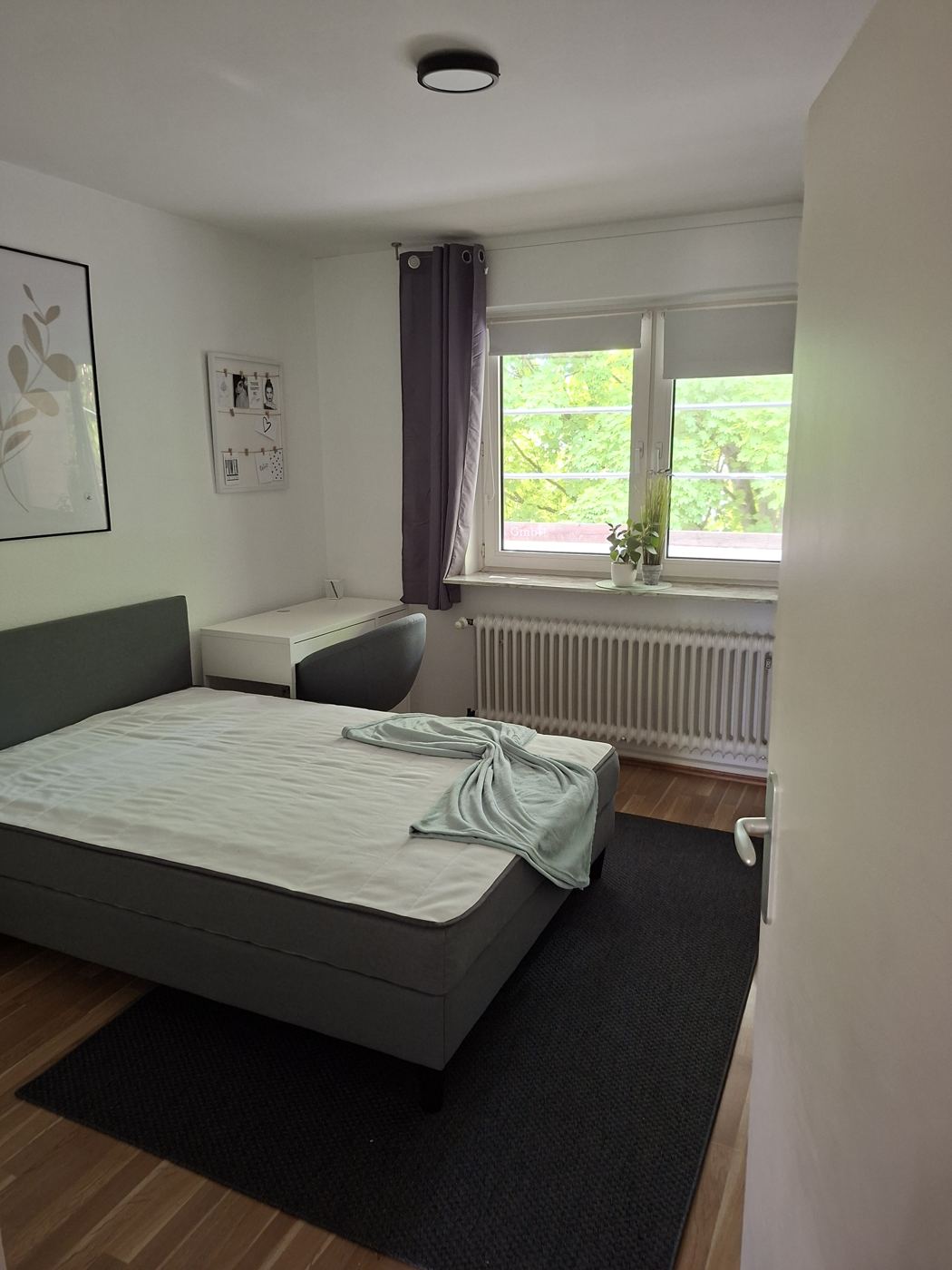 Helles WG-Zimmer mit Doppelbett