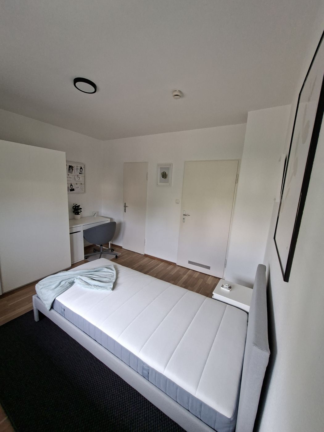 Wohnungsflur mit Holzboden