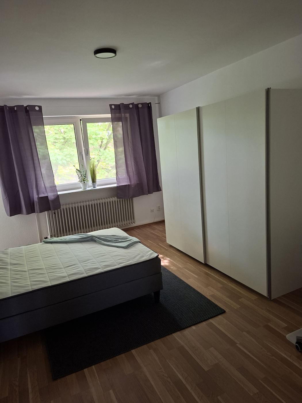 Großes Zimmer mit Balkon