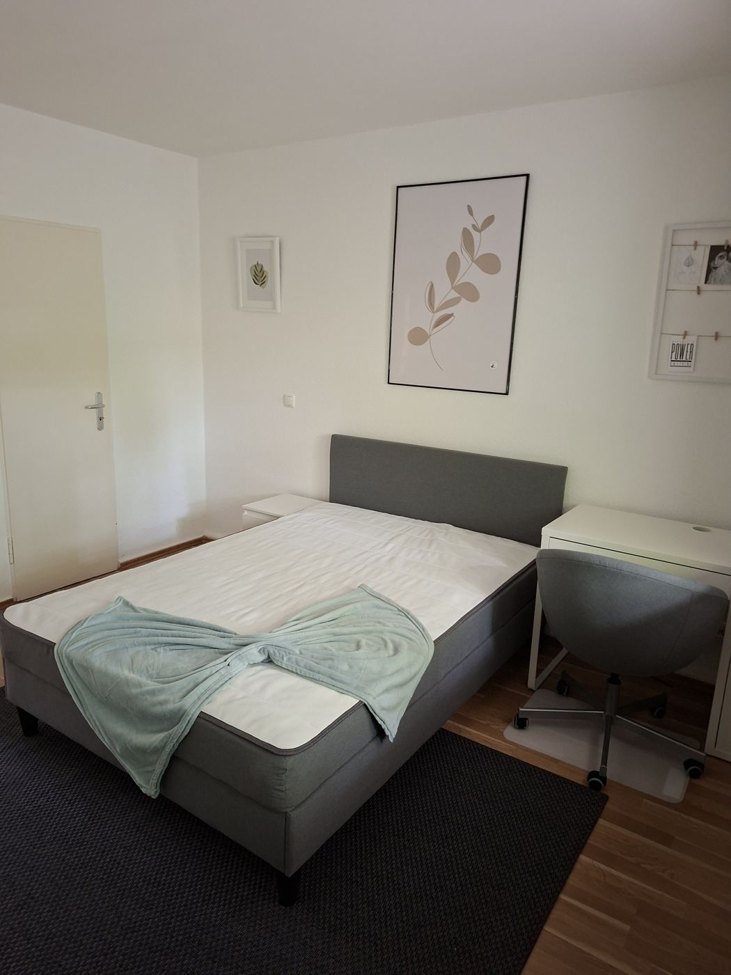 Modernes WG-Zimmer mit Schreibtisch