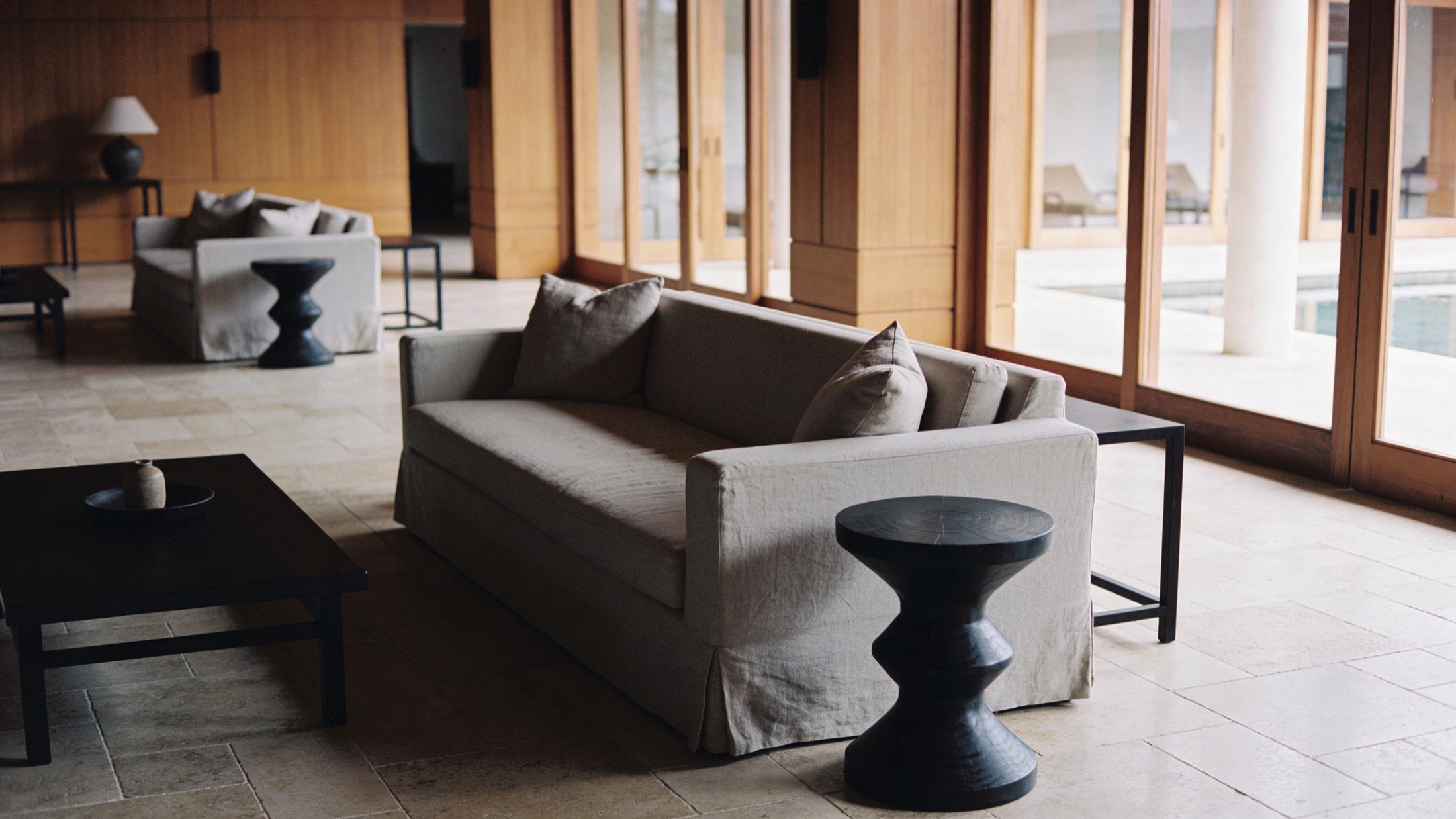 Ruhige Hotel-Lounge im Morgenlicht