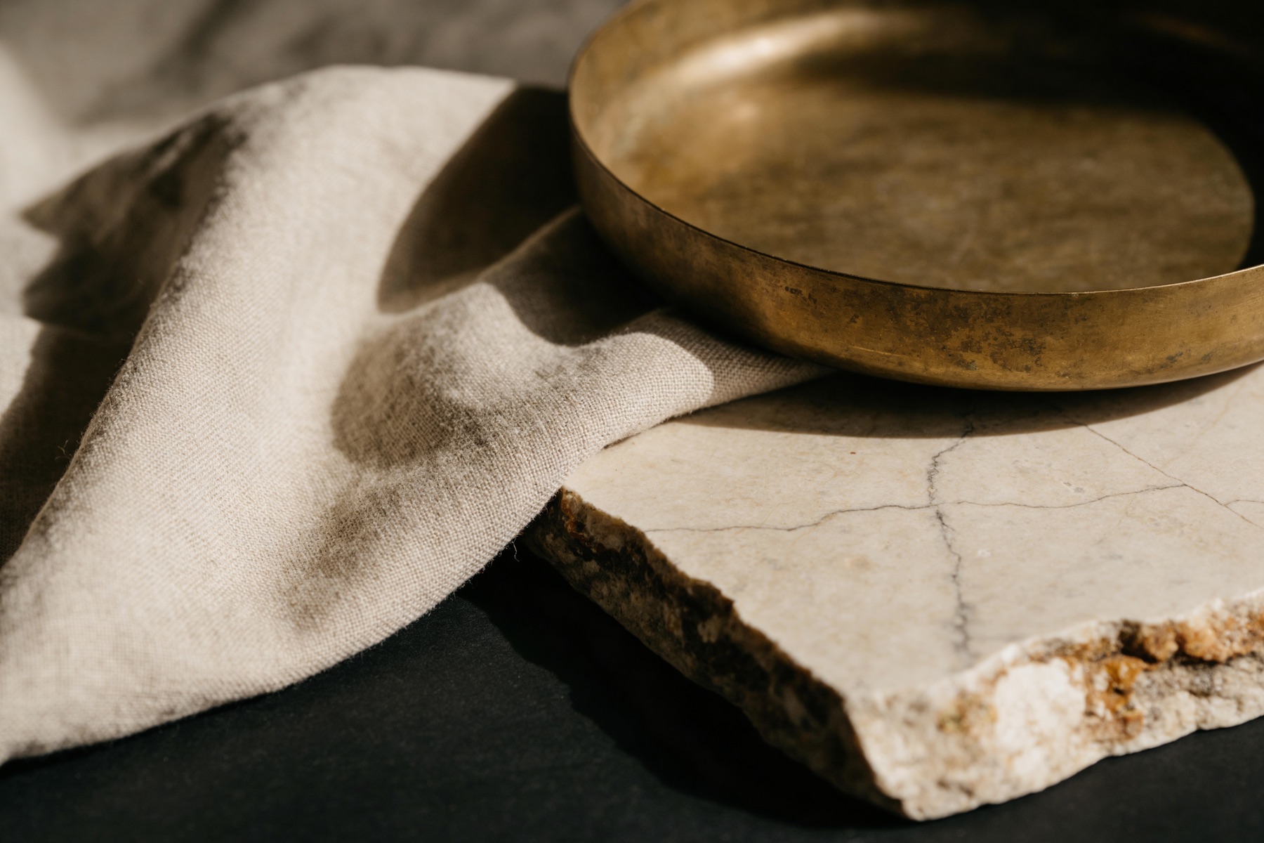 Detail aus Bronze, Leinen und Stein